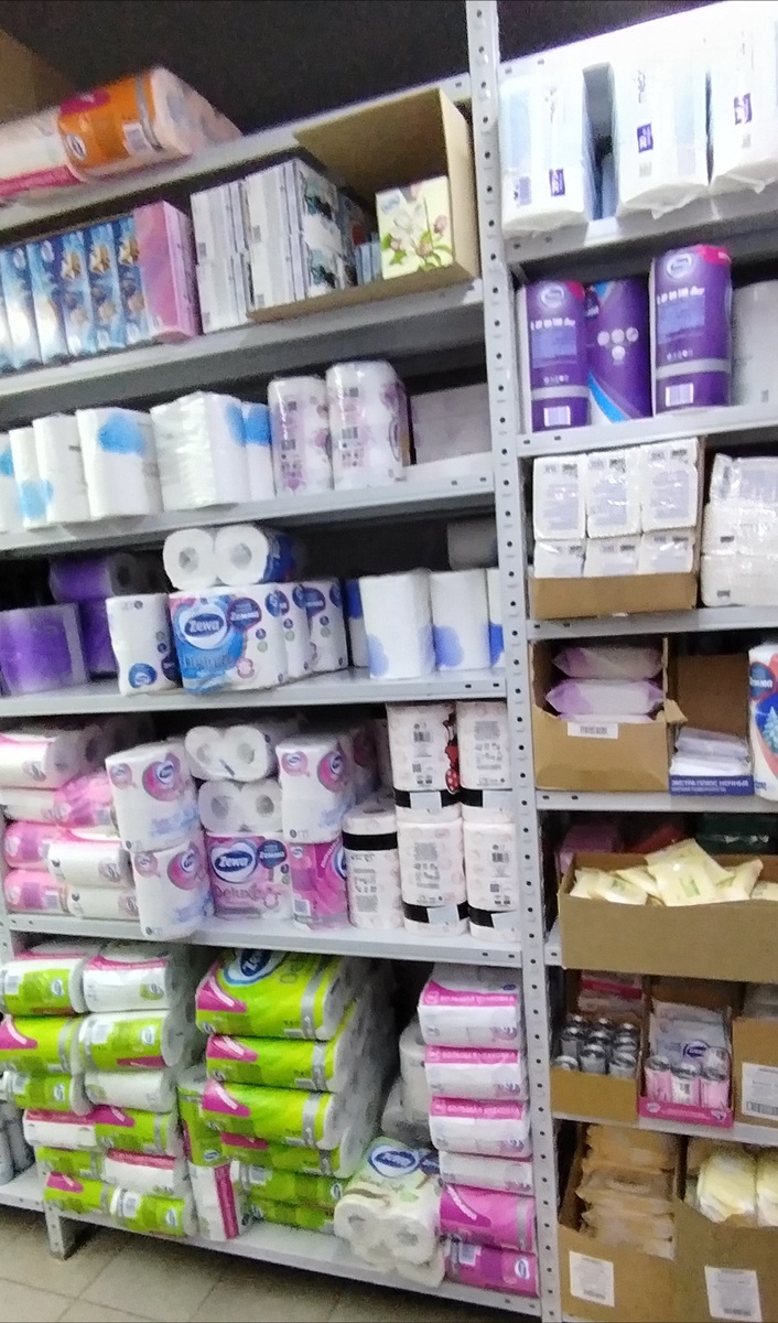 В дарксторе есть все от туалетной бумаги до замороженных креветок 