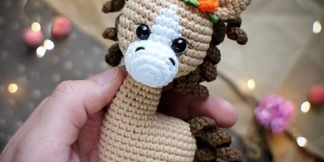 Встречаем год Лошади: вязаные талисманы и новогодние пожелания