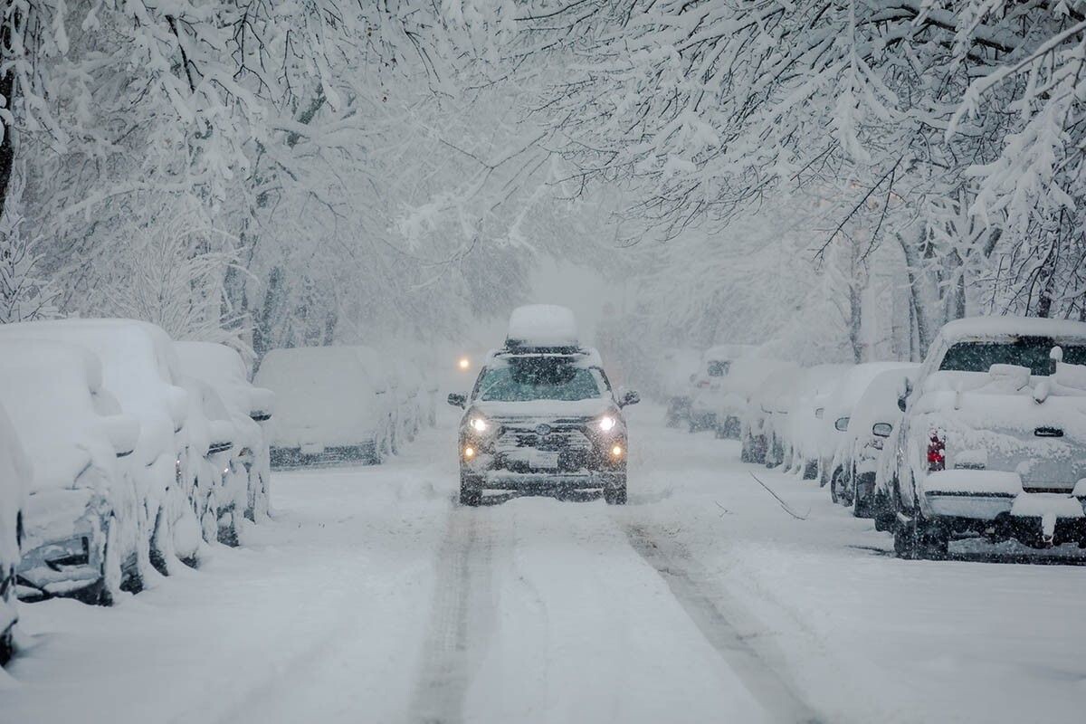 Идеальный зимний день: за окном метель, а вы уверены, что автомобиль справится с любой погодой. Источник: christianthiel.net / Shutterstock / FOTODOM📷
