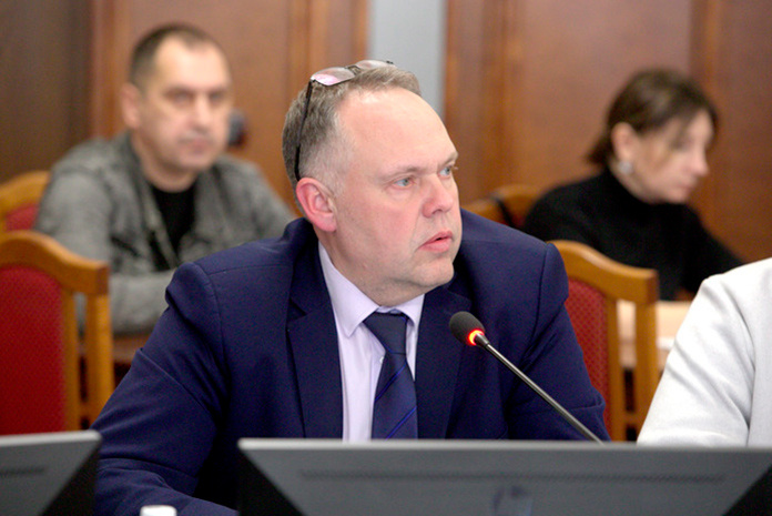    Евгений Тюрин выступил с предложением принять в госсобственность подъездную дорогу к аэропорту. Фото: Михаил Периков