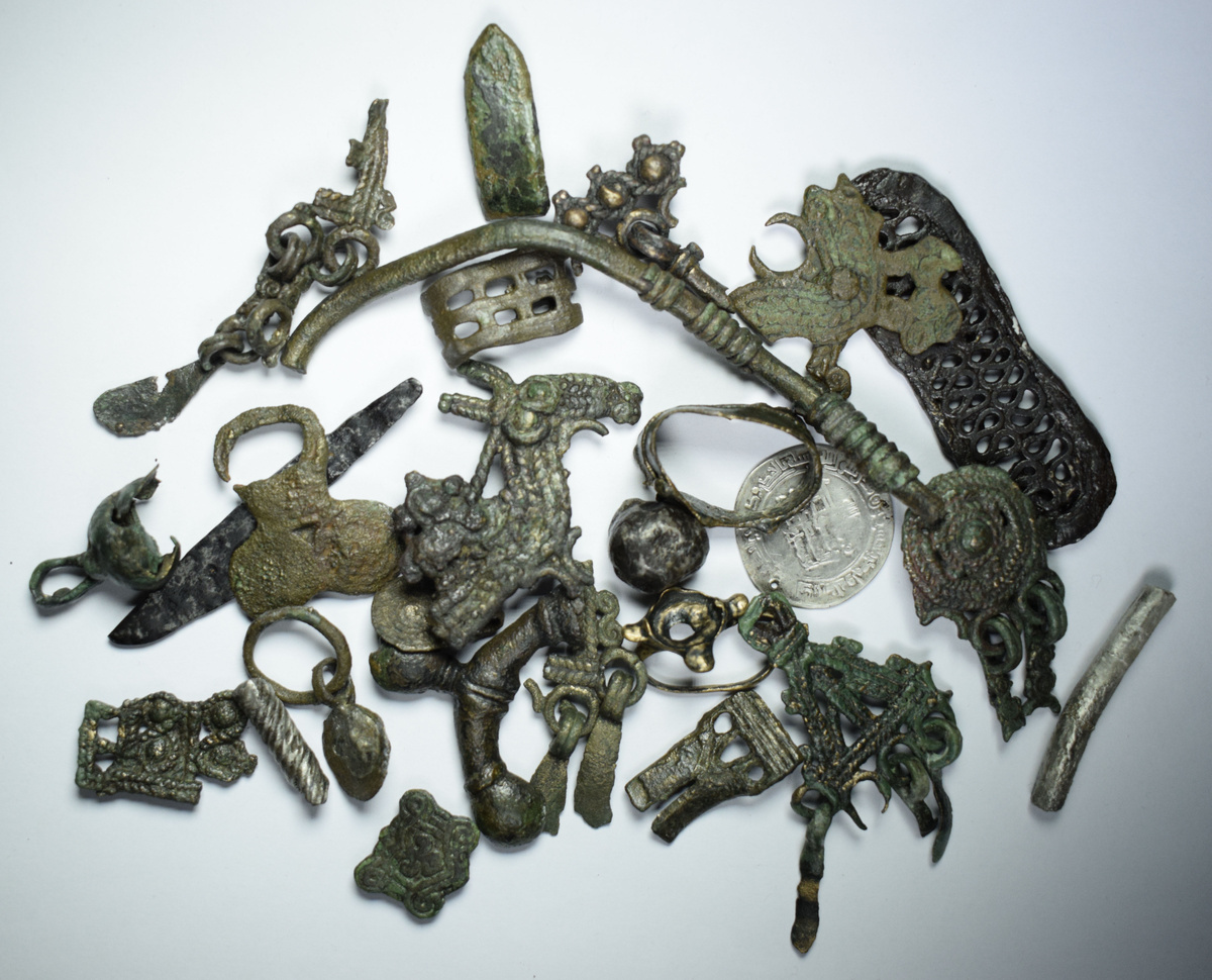 Украшения из пахотного слоя https://archaeolog.ru/press/articles/raskopki-v-shelebove-v-poiskakh-meryanskakh-drevnostey-suzdalskoy-zemli