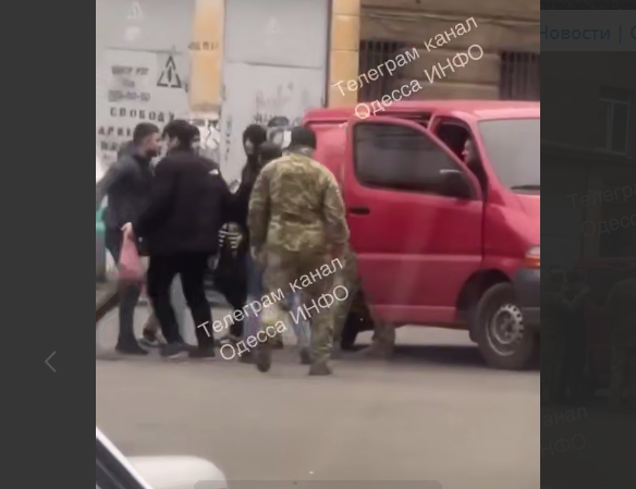    "Но потом налетели люди". В Одессе горожане синхронно атаковали ТЦК и спасли от мобилизации уклониста