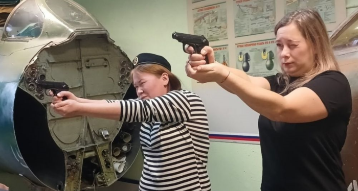 Лучшие мамы Колымы стреляют без промаха / Фото: МБУДО «МВСТЦ «Подвиг»