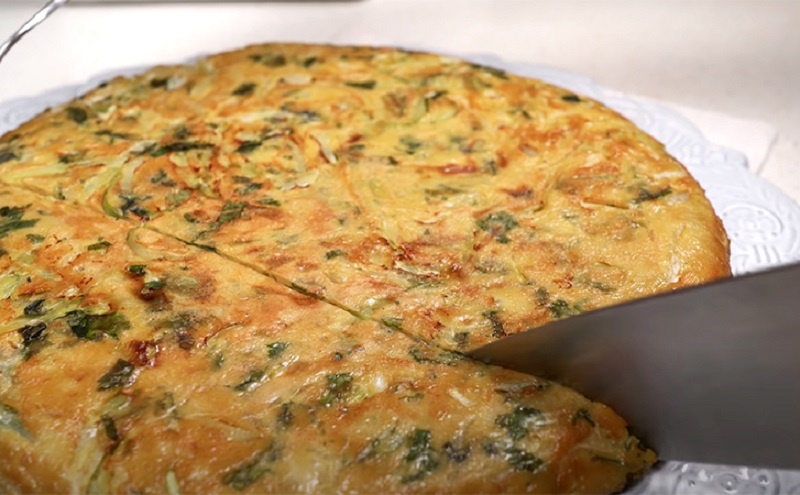 Нежный капустный пирог на сковороде: готовим без лишних хлопот 