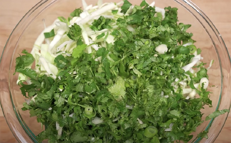 Нежный капустный пирог на сковороде: готовим без лишних хлопот 