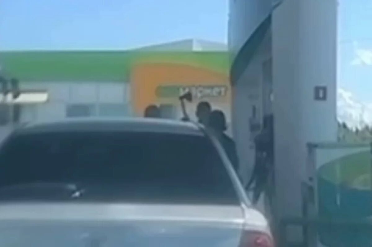    Житель ЯНАО ударил мотоциклиста топором в очереди на заправке в Приморье
