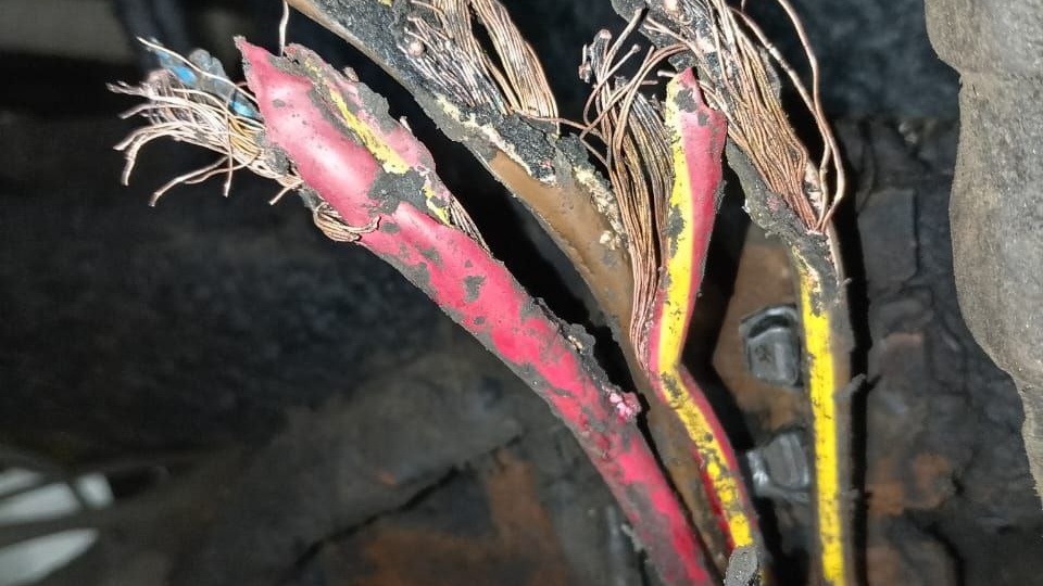 🔥 Ремонт электропроводки Mercedes Actros: как мы спасли расплавившуюся косу и вернули грузовику жизнь