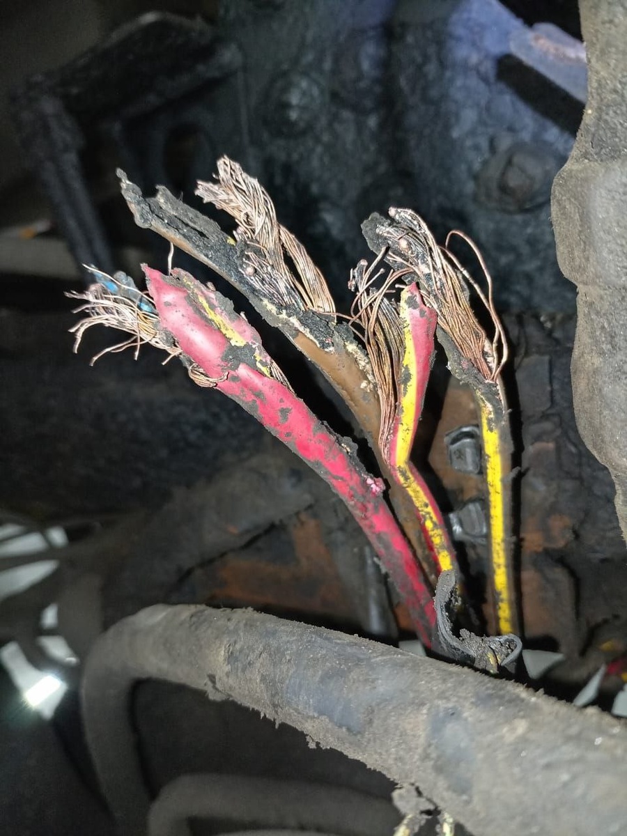 Расплавившаяся часть электропроводки Mercedes Actros — последствия короткого замыкания и перегрева.