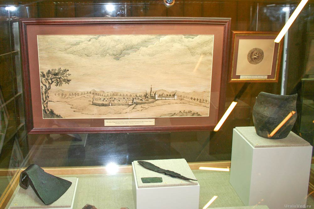Находки из Пелымского городка. Витрина в Музее истории и археологии Среднего Урала