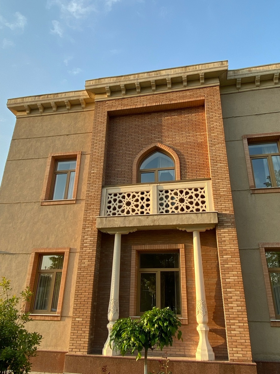 Рядом с гостиницей