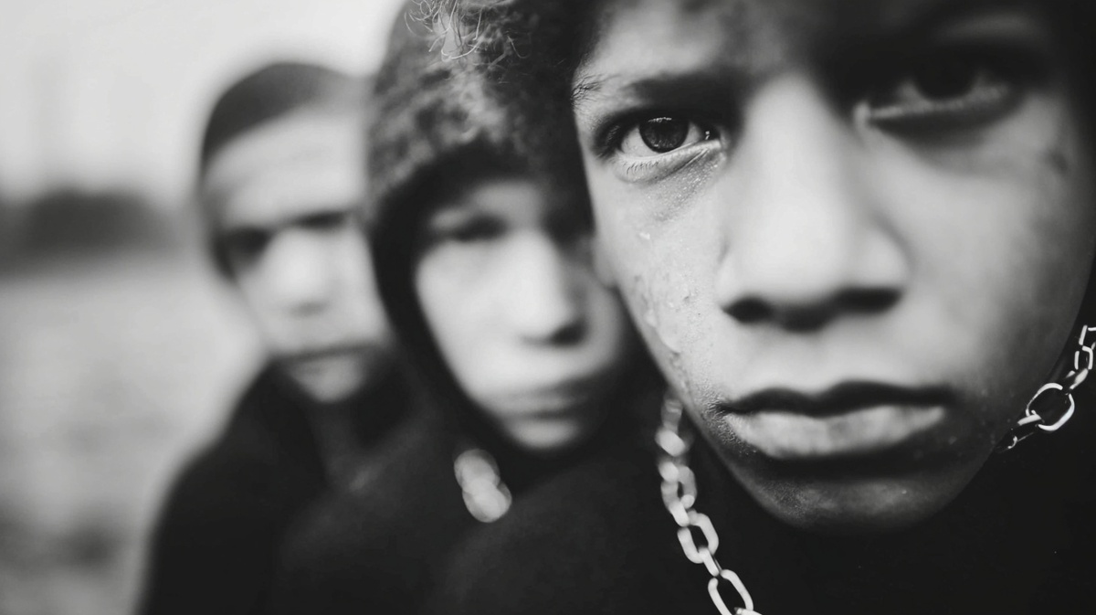 Эмансипация — это юридическое признание полной дееспособности до достижения совершеннолетия. Фактически она приравнивает подростка к взрослому в правах и обязанностях: он может самостоятельно заключать сделки, распоряжаться доходами и нести полную правовую ответственность за свои действия. Эмансипация применяется в особых случаях и фиксирует не возраст, а степень фактической самостоятельности. Фото: Хатуна Колбая 