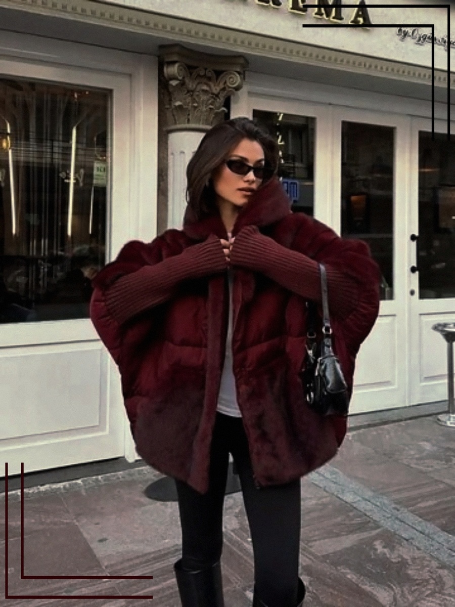 Мода, зима 2026. Зимнее пальто в вишневом цвете. Источник: интернет