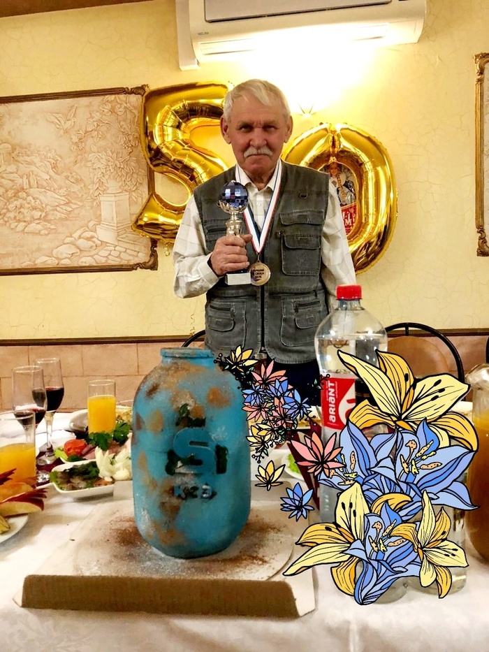 Георгий Буров отмечает 50 лет работы на стеклотарном заводе. В кадре - форма для именной банки. Источник фото: @kgelab / pikabu.ru