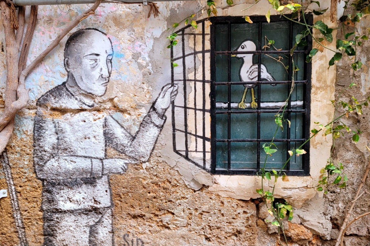 Спиноза предлагает рецепт подлинной свободы. Она не в произволе, а в понимании необходимости. 