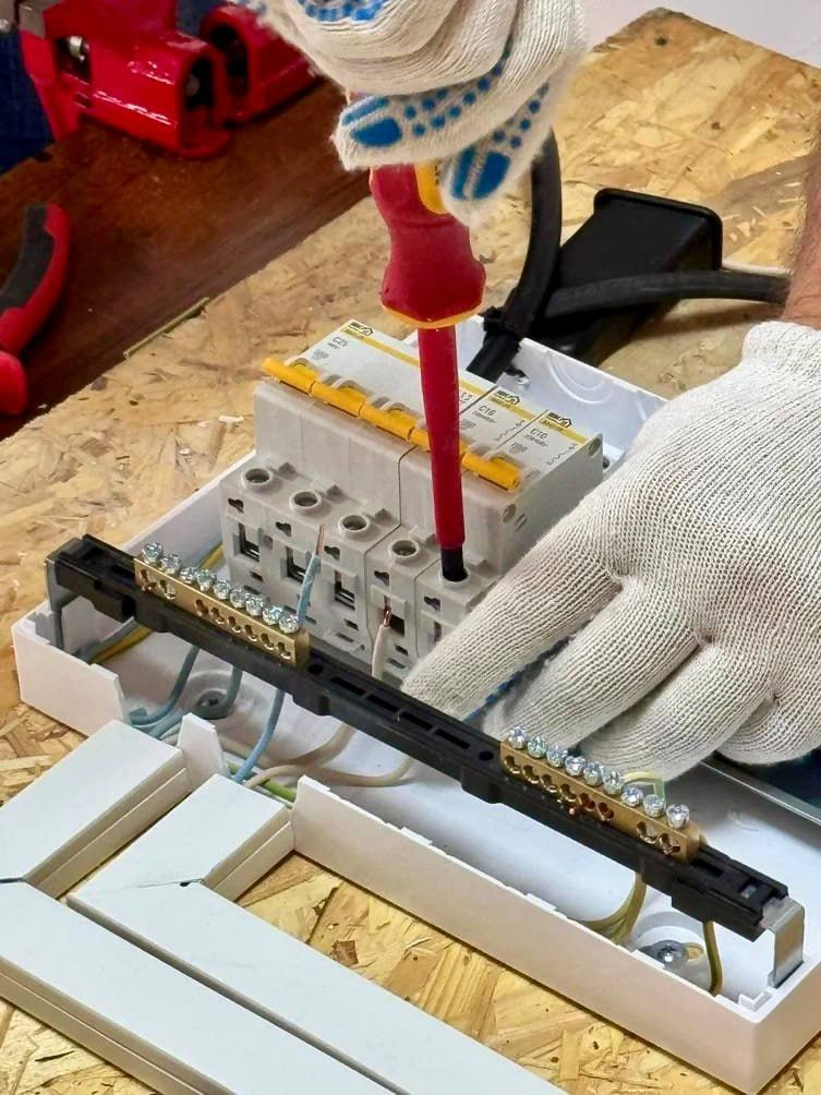 📸 Практическое занятие на курсе «Электромонтажник» в ЦПО «АЛАНДР»: сборка и подключение распределительного щита на учебном полигоне.