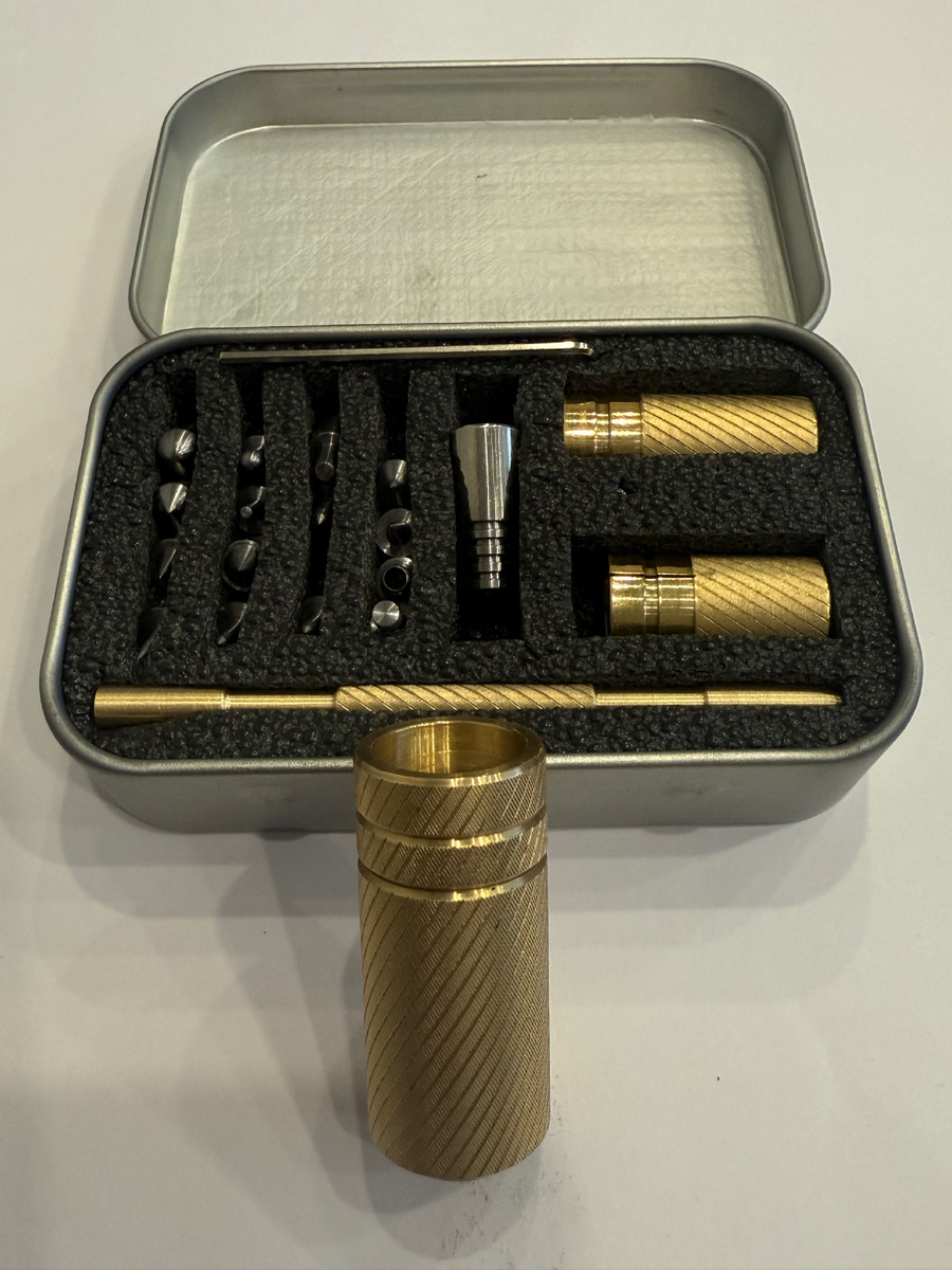 такой прибор, с его помощью возможно переформировать пулю для увеличения экспансивности, первый этап это прокол пули с помощью пресс формы, второй этап если необходим разрезка на 4 части (сегментирование).