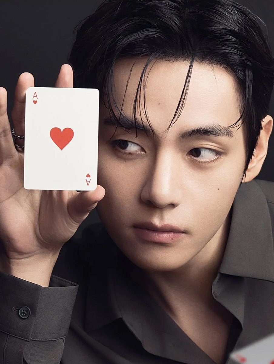 V из BTS в рекламной кампании Paradise City, листай вправо