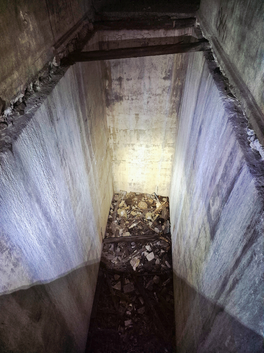 "Волчья яма" на правом люнете Форта 2. Всегда смотрите под ноги на таких объектах!