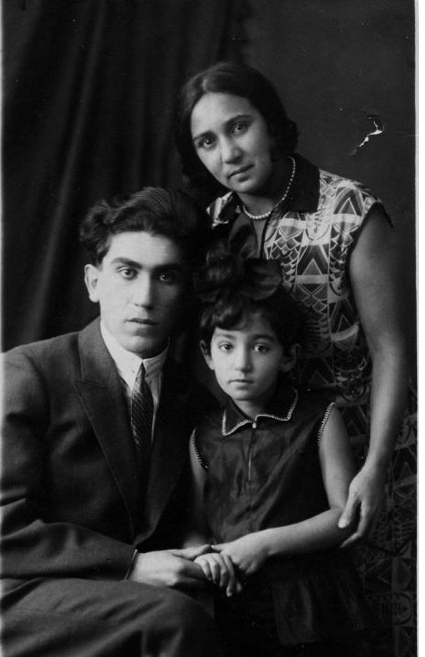 Маленькая Татьяна Лиознова с родителями, фото ориентировочно 1930 г., источник seance.ru