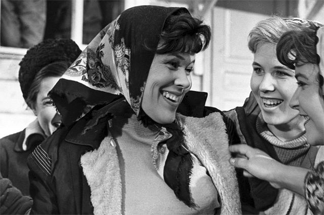 Люсьена Овчинникова в фильме «Девчата», 1961