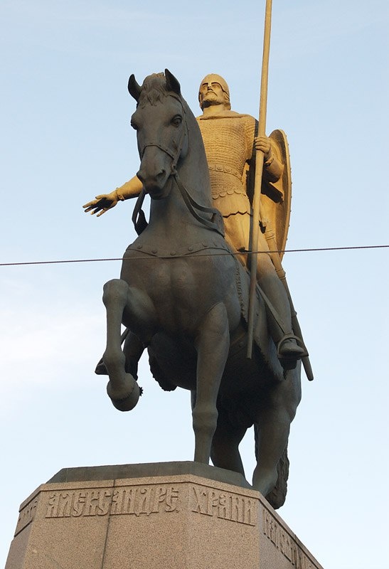 Памятник Александру Невскому в Санкт-Петербурге установлен на площади перед Александро-Невской лаврой. 