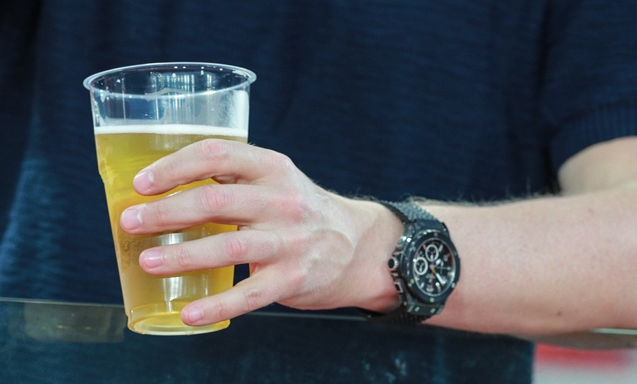    Свищев: В правительстве принято решение о продаже пива на футбольных стадионах. Фото: Global Look Press