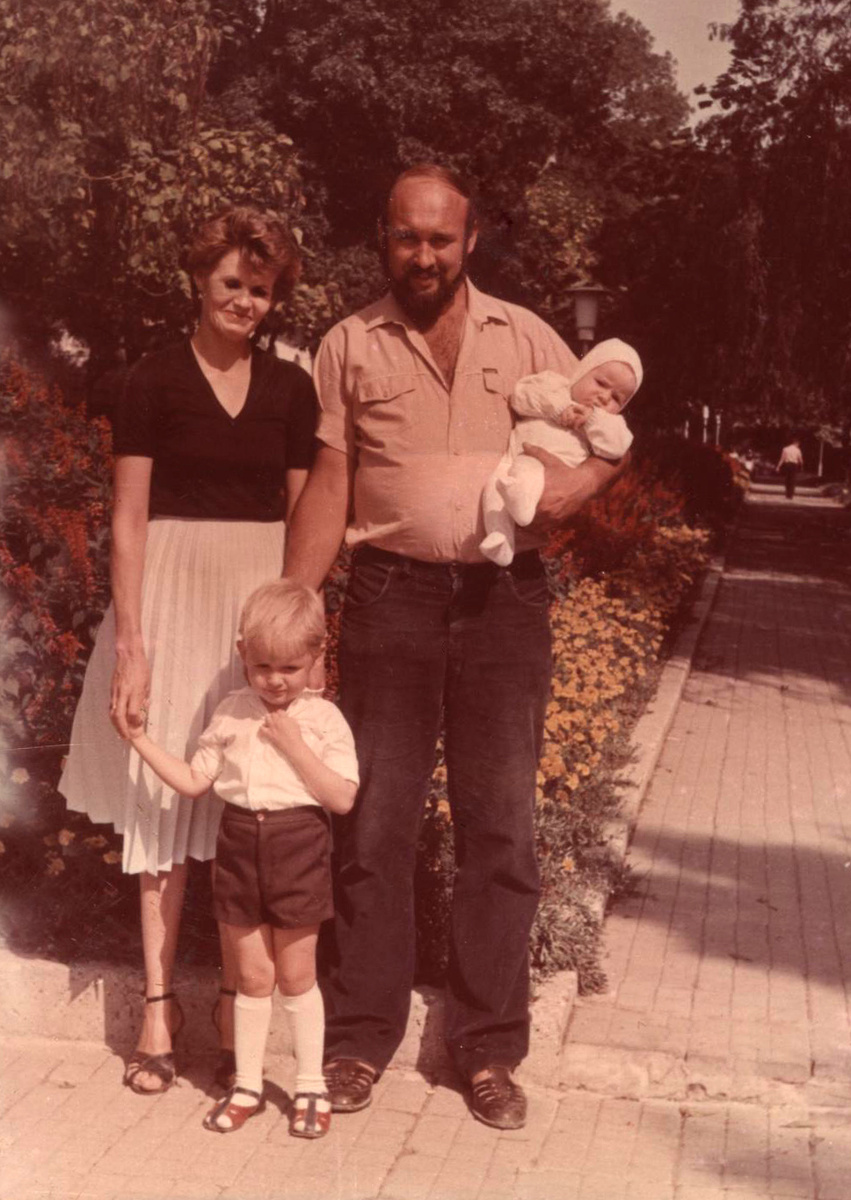 Дима Осипов с мамой, папой и старшим братом на набережной в Геленджике, 1984 год