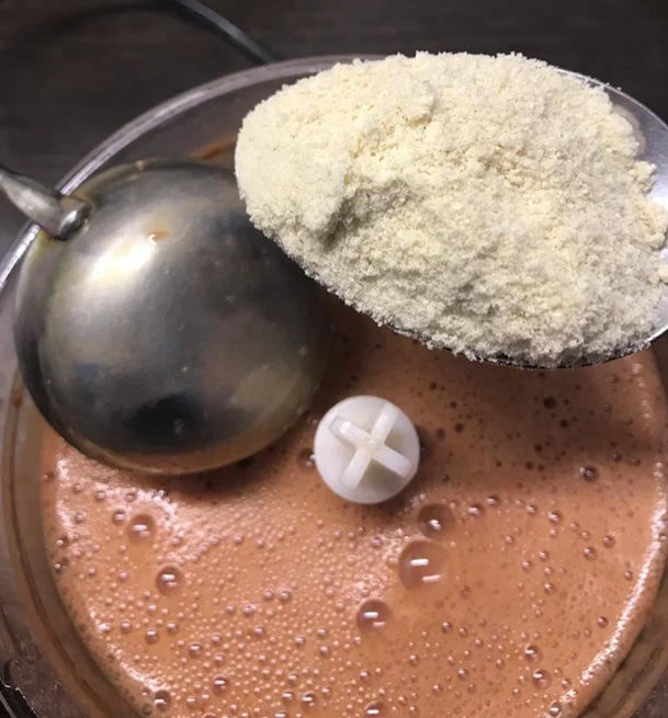 Кунжутная мука белая, отлично подходит для выпечки в небольших количествах. Но учитывайте, что она с горчинкой и в десертах не всегда уместна. ( Фото: Олеся Тимофеева, личный архив)