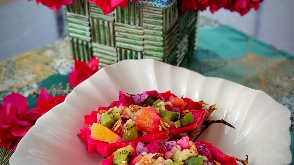 Лодочки из драгонфрута с фруктовым салатом. ⠀