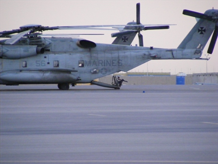 На фото: Действительно, проблем-то – прилетят бравые французские «маринз» на боевых вертолетах, оцепят аэродром Нджамены по периметру, дадут прикурить  наглым черным мордам, а гражданские ООНовцы спокойно эвакуируются в это время. Зачем рисковать беззащитным «Ильей»? Наивные вопросы без ответов….