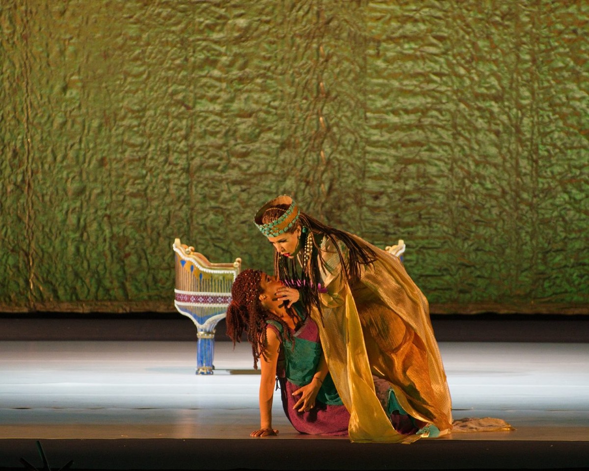 Аида (Д.Филиппова) и Амнерис ( Л.Андреева), сцена из спектакля, фото с официального сайта МАМТа