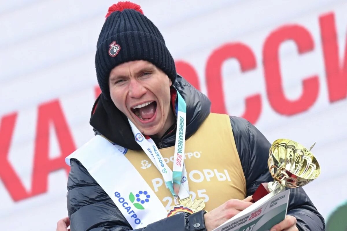    Александр Большунов, занявший первое место в масс-старте на 10 км свободным стилем в соревнованиях по лыжным гонкам среди мужчин на Кубке России.