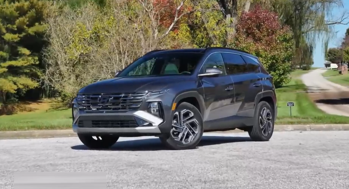 Hyundai Tucson с мотором 2.0, 140 л.с. в базовой комплектации имеет привычные современные опции