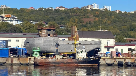     На переднем плане — старый малый рыболовный сейнер МРС-150, за ним — строящийся корпус нового сейнера проекта 04130 / Фото: Форсс Технологии