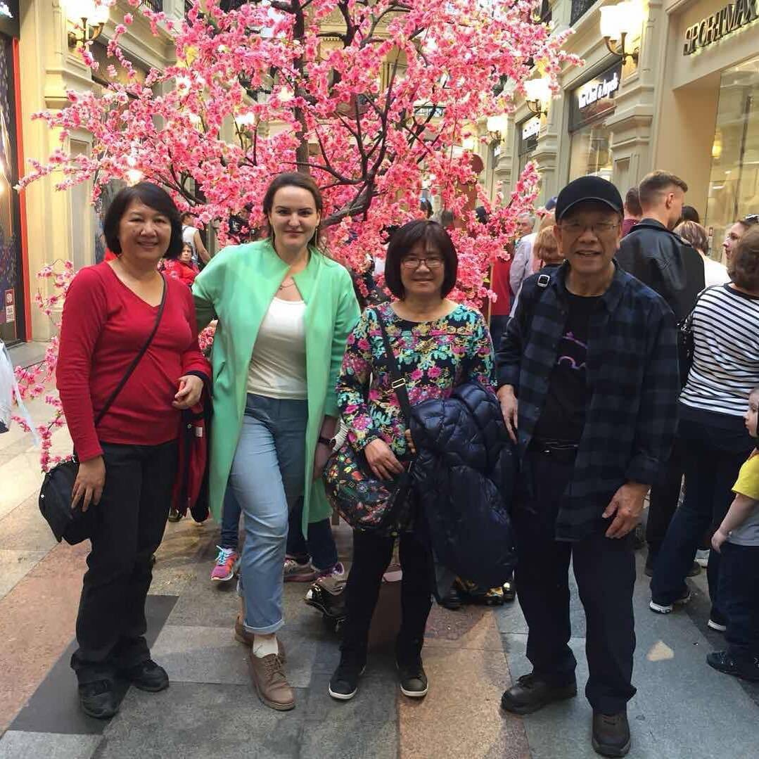 Автор с китайскими туристами в ГУМ