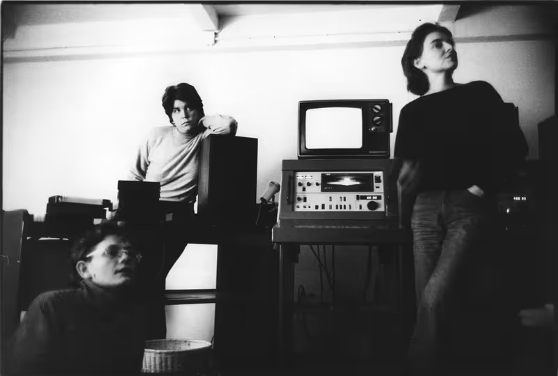     Клэр Артертон в монтажной комнате Центра Симоны де Бовуар. Париж, 1985-го Клэр Артертон в монтажной комнате Центра Симоны де Бовуар. Париж, 1985-го