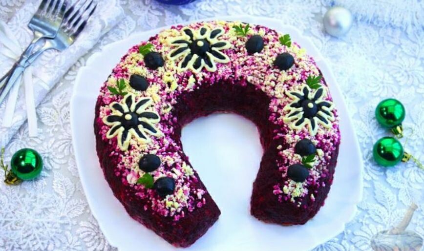 ✍ Ингредиенты:

🔴450 г сельди
🔴600 г свеклы
🔴250 г картофеля
🔴250 г моркови
🔴100 г лука
🔴2 яйца
🔴230 г майонеза
🔴15 мл яблочного уксуса
🔴Соль, перец по вкусу
🔴Маслины и зелень петрушки для украшения

✔ Приготовление:

1️⃣Отварите овощи:
   🔴Свеклу - 1 час.
   🔴Картофель и морковь - 25 минут. Остудите.

2️⃣Подготовьте яйца и лук:
   🔴Яйца варите 8 минут, остудите.
   🔴Лук нарежьте и замаринуйте в уксусе на 15-20 минут.

3️⃣Подготовьте сельдь:
   🔴Нарежьте филе сельди и выложите на блюдо.

4️⃣Соберите салат:
   🔴Сначала положите лук на сельдь, затем морковь, картофель, свеклу и натирайте желтки сверху.
   🔴Каждый слой смазывайте майонезом и приправляйте по вкусу.

5️⃣Украсьте:
   🔴Добавьте маслины и зелень.

🎄 Салат готов!🎄
Приятного аппетита!  💕

