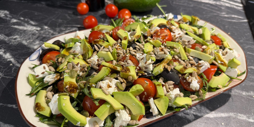 Вкусный и красивый праздничный салат за 5 минут. Ничего варить не нужно, только красиво оформить и подать к столу.