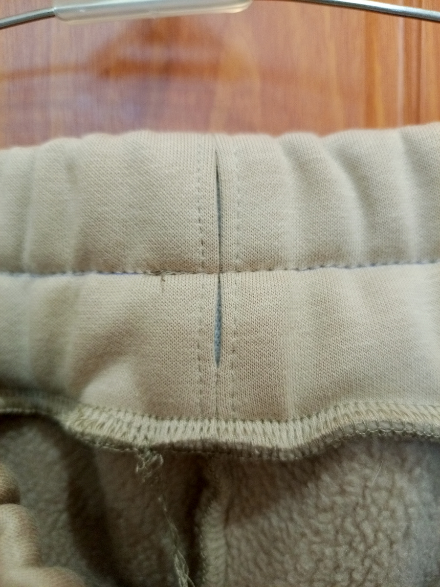 Пояс шириной 6 см с двумя тоннелями, в которые вставлены резинки шириной 2,5 см.