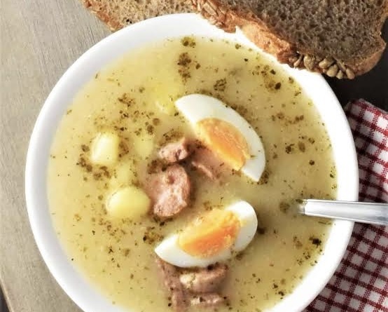 Тарелка красного борща с ушками