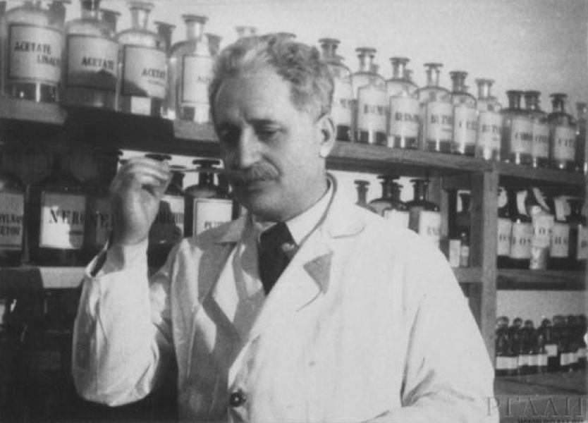 Август Мишель за работой