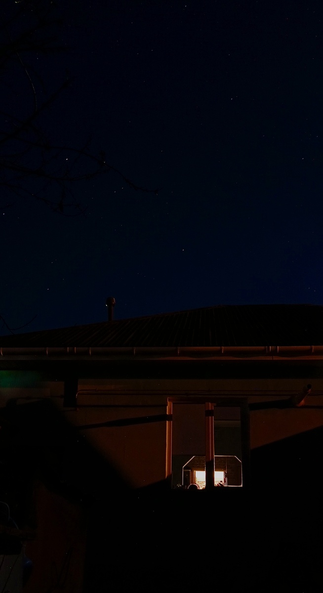 Пронзают тьму изо всех сил