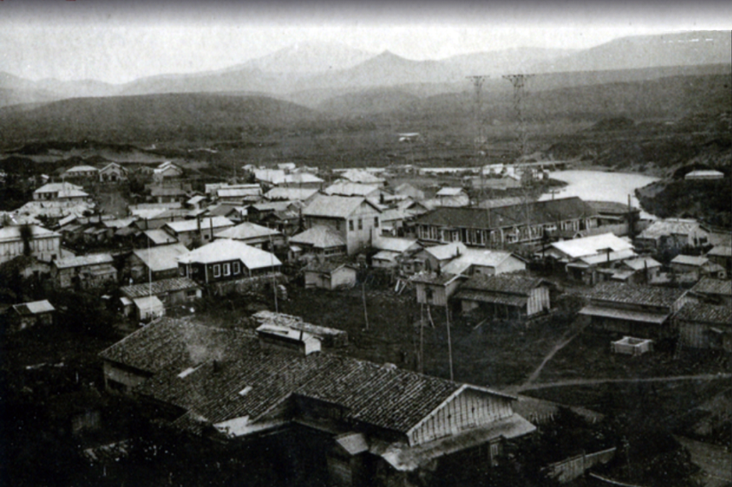 1930-1931 г. Остров Итуруп. Вид на центр города Сяна. Фото сделано практически с той же точки. Источник thepage.jp
