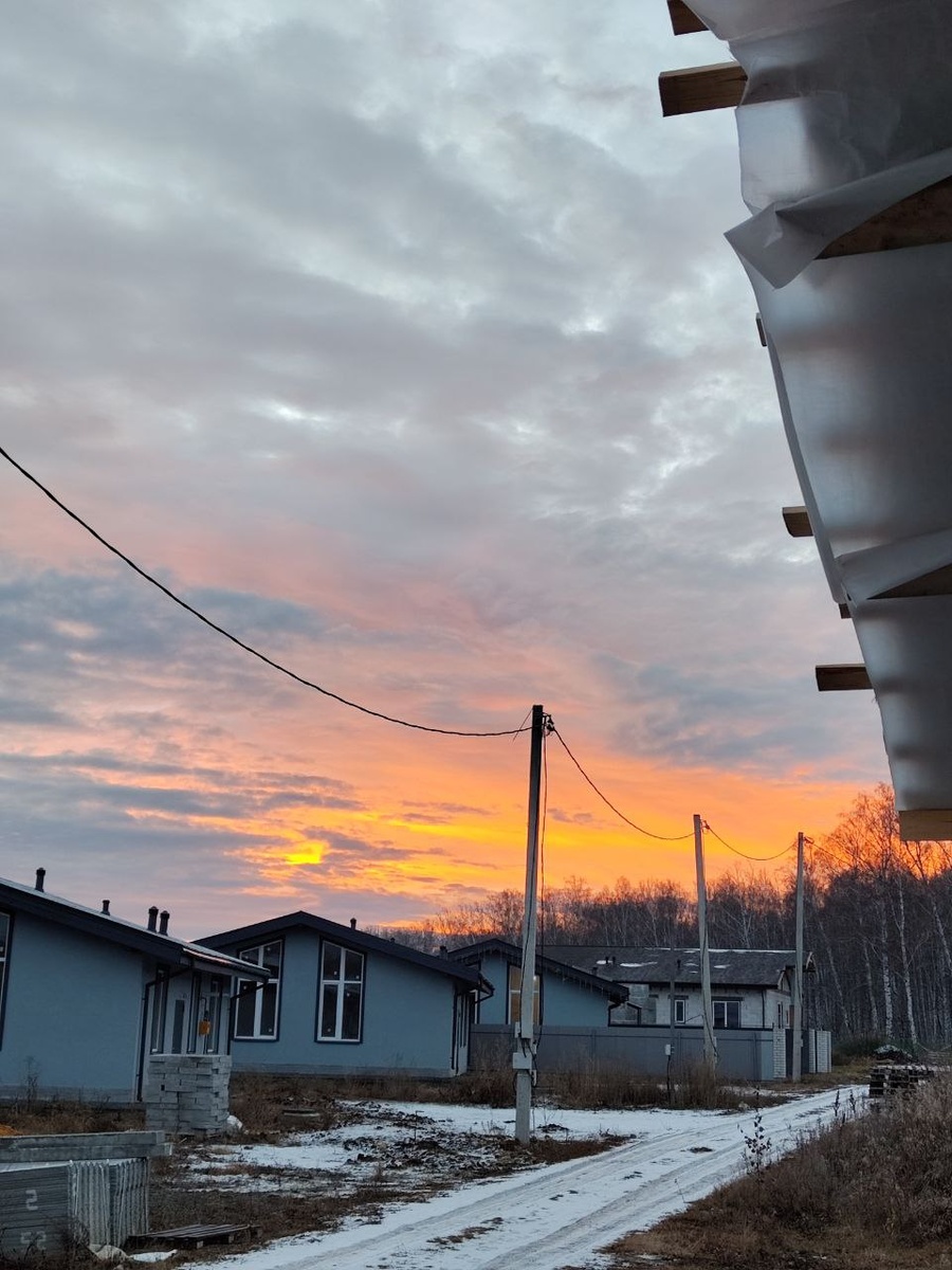 красивый закат с видом на соседние дома