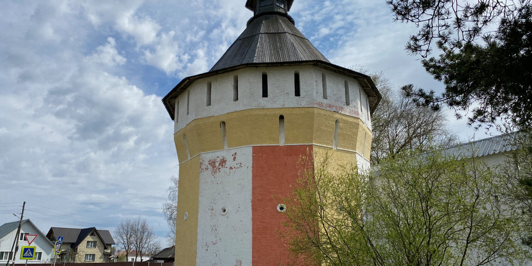 Спасо-Прилуцкий монастрь. Храмы, крест из Киликии, склеп и могила поэта