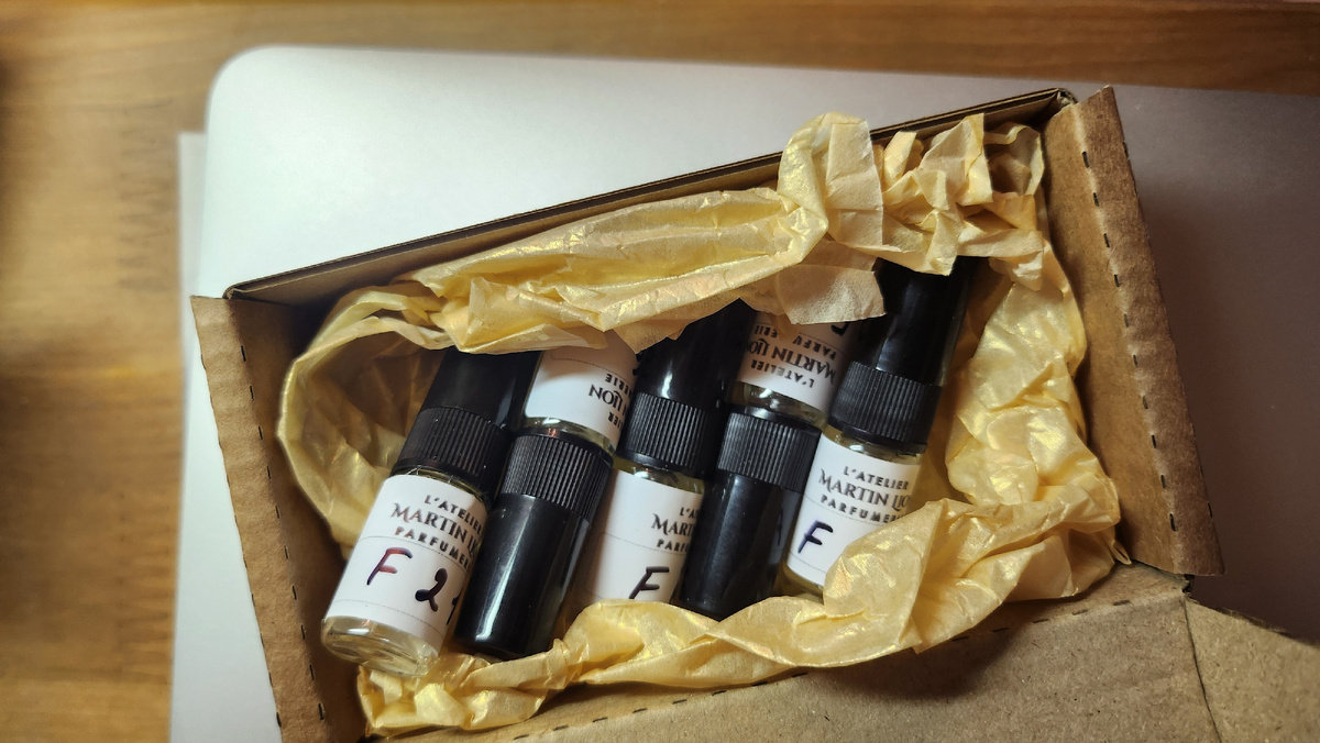 Номерная коллекция люксовых ароматов для женщин в белых флаконах