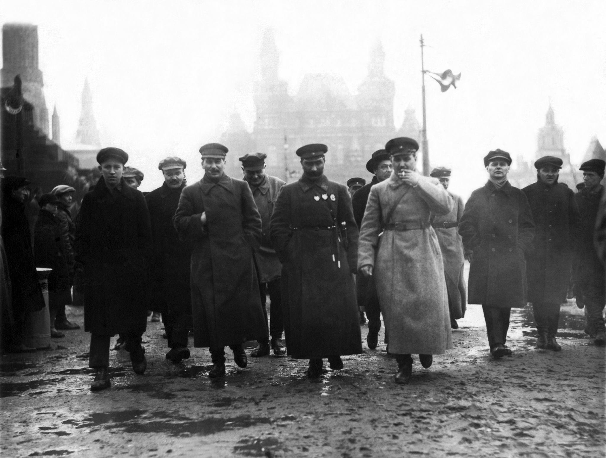 Сталин на Красной площади среди соратников