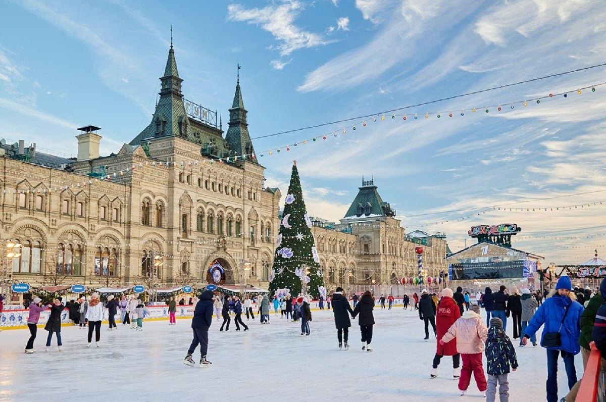 Тысячи жителей и гостей столицы приезжают прокатиться на ГУМ-катке ежедневно