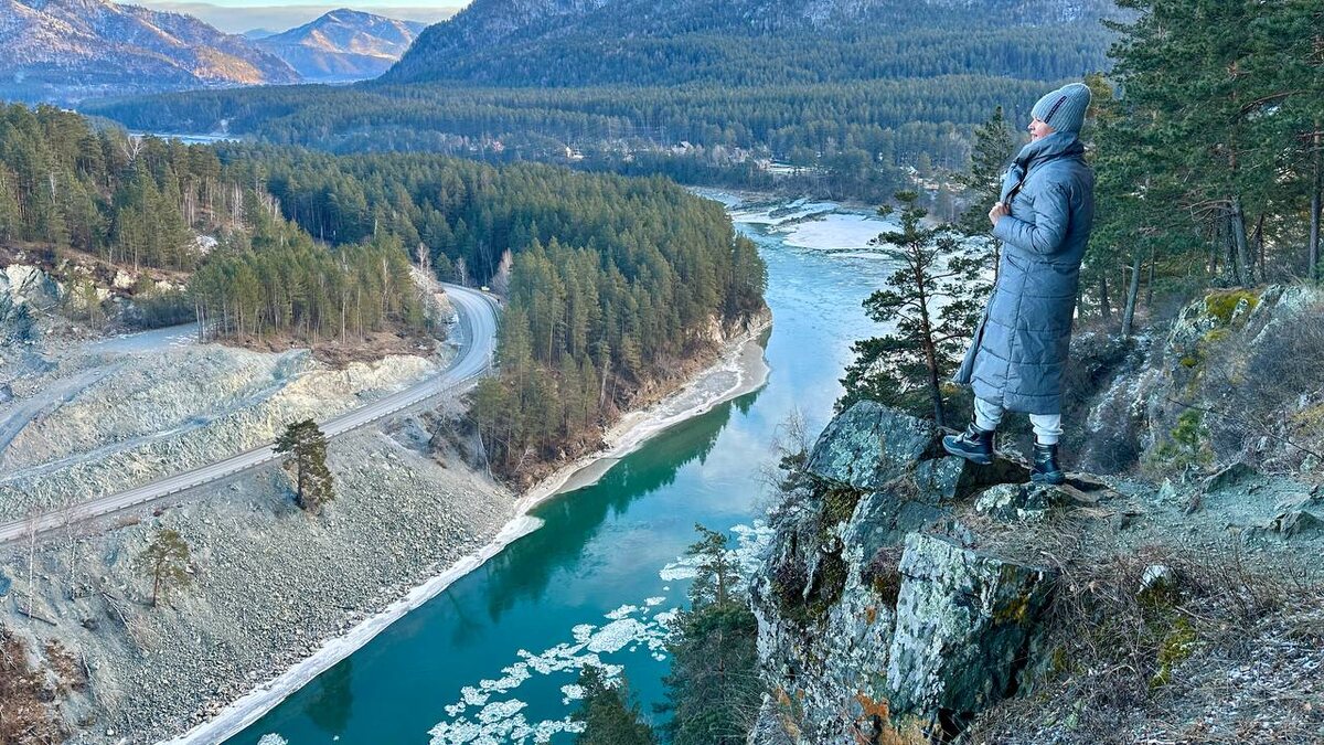 Вчера стояла на смотровой и наблюдала за плавным течением шуги на Катуни