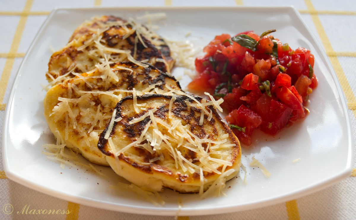 Пирожки-оладушки из рикотты с салатом из помидоров от Джейми Оливера. Итальянская кухня